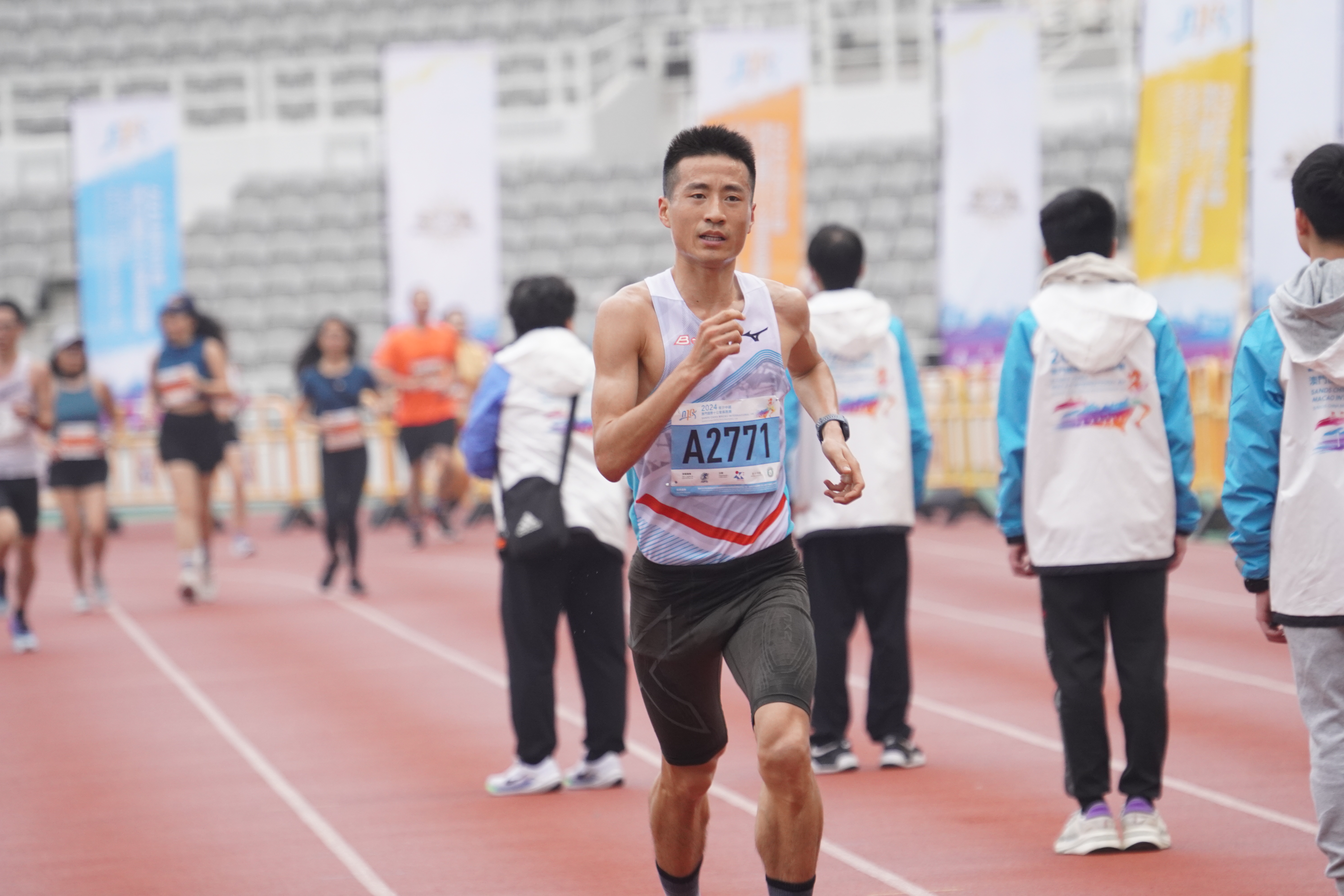 A10  王坤跑出33分05秒首度奪得男子澳門組冠軍.JPG
